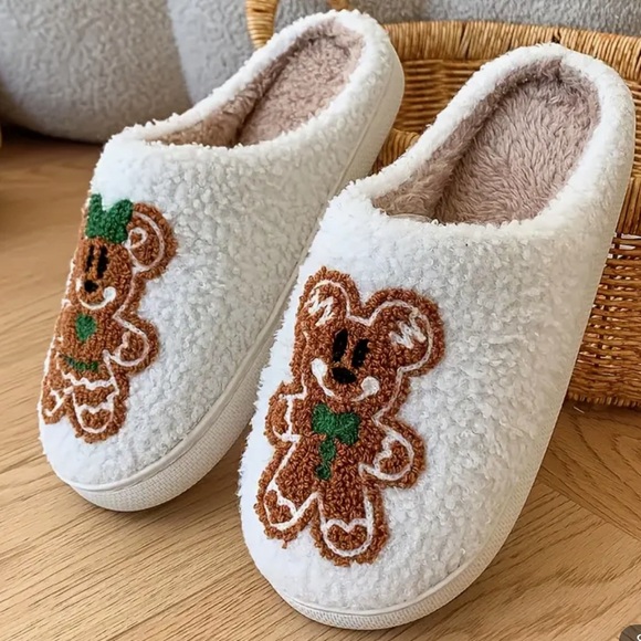 🎄NEW Women’s Gingerbread Cozy Slippers🎄 - Picture 1 of 4